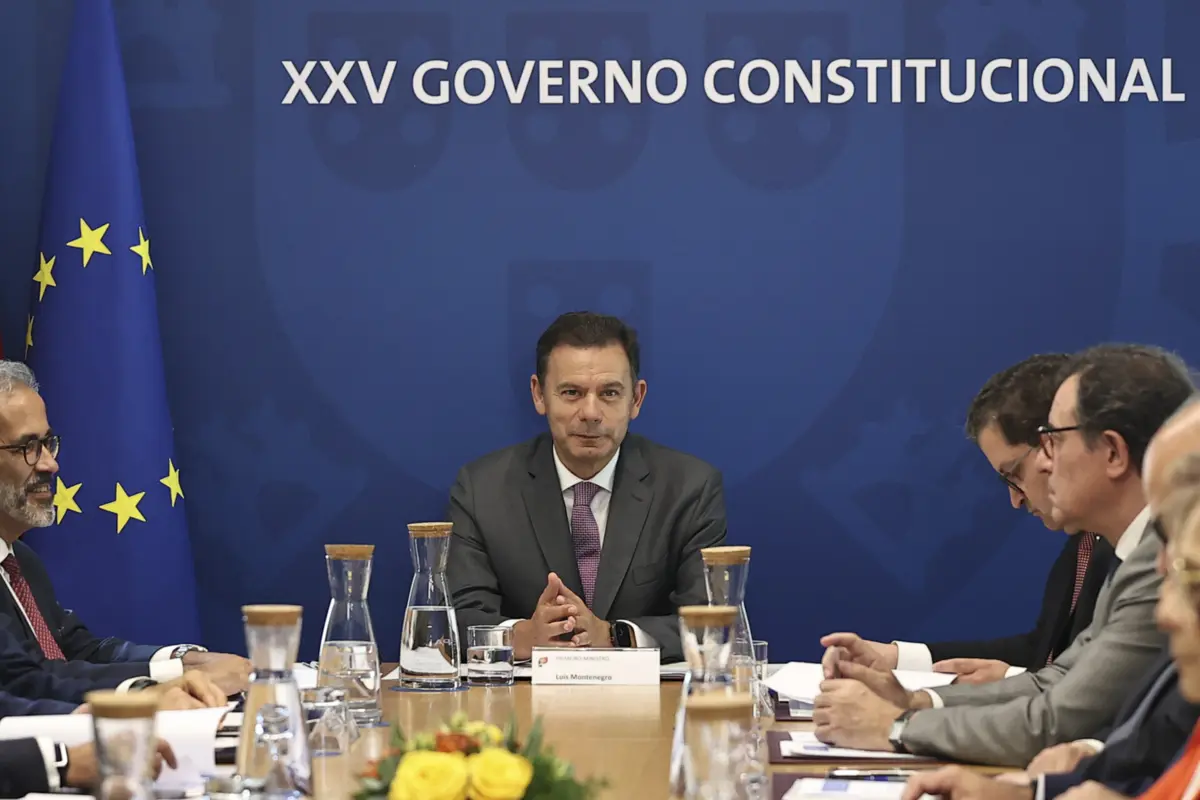 Imagem de contexto do artigo Montenegro prevê Governo a "planar para a esquerda, para a direita, mas sempre para a frente"