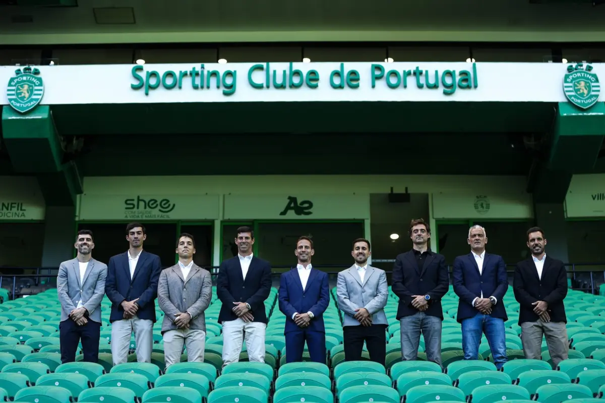 A equipa técnica do Sporting, com Tiago Teixeira no lado esquerdo de João Pereira (ao centro)