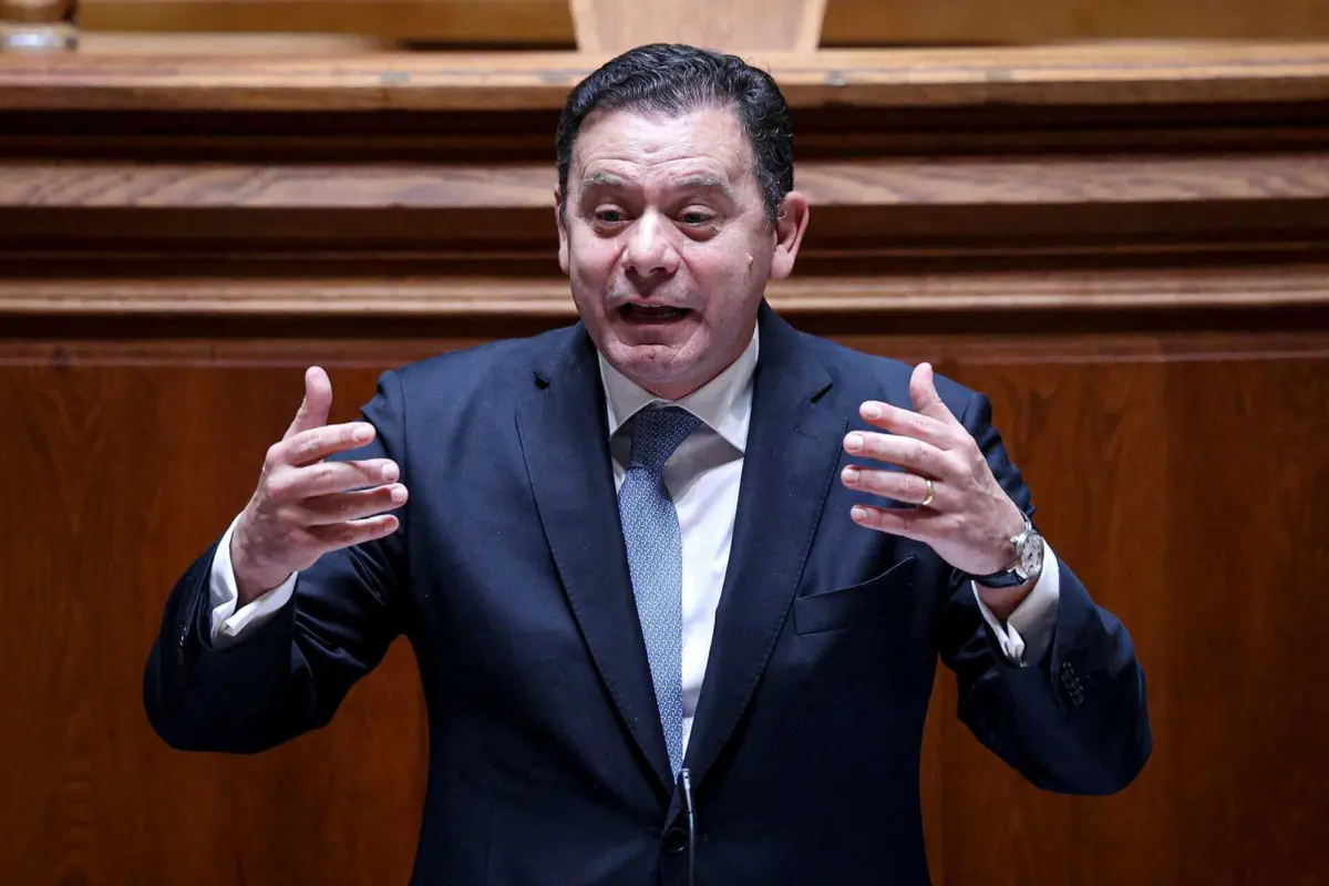 Imagem de contexto do artigo "Palavra dada, palavra honrada." Montenegro fala em "nação em transformação" e "oposição com muita confusão"