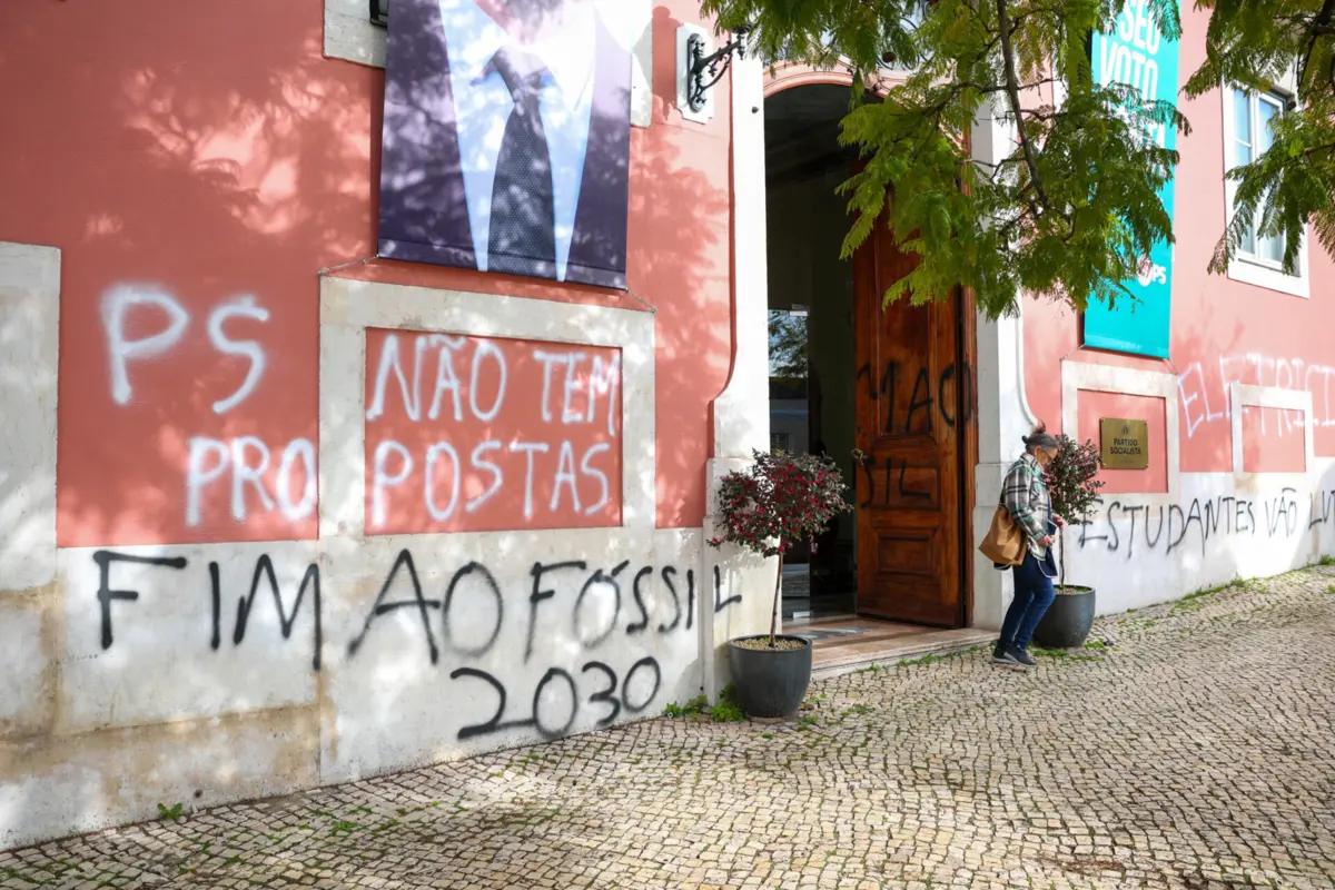 Frase de protesto pintada na fachada da sede do Partido Socialista, em Lisboa