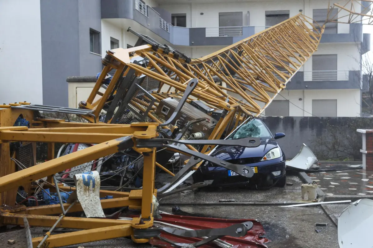 Um veículo ficou destruído com a queda de uma grua, durante a passagem da depressão Kristin, em Leiria, 29 de janeiro de 2026. A passagem da depressão Kristin pelo território português deixou um rasto de destruição, causou cinco mortos e vários desalojados. PAULO NOVAIS/LUSA