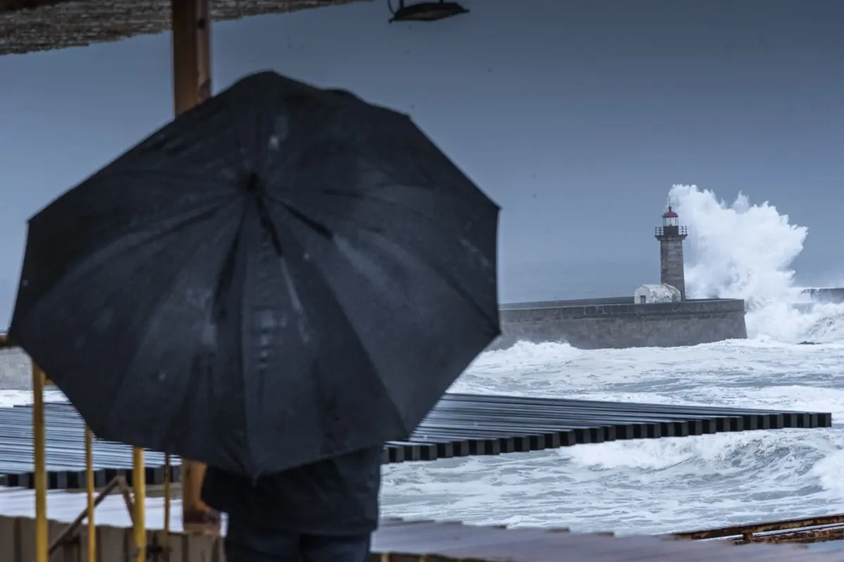 Imagem de contexto do artigo Chuva, vento e agitação marítima deixam Açores sob aviso amarelo