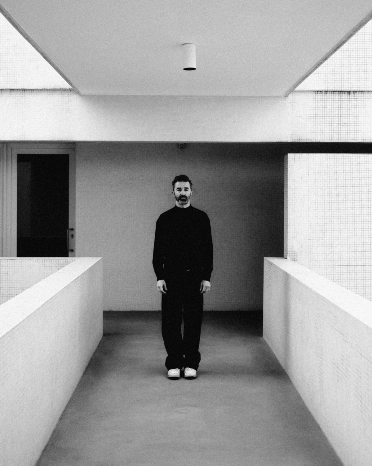 Imagem de contexto do artigo "Mil imagens por desvendar." Tiago Bettencourt estreia "Foz" em Coimbra