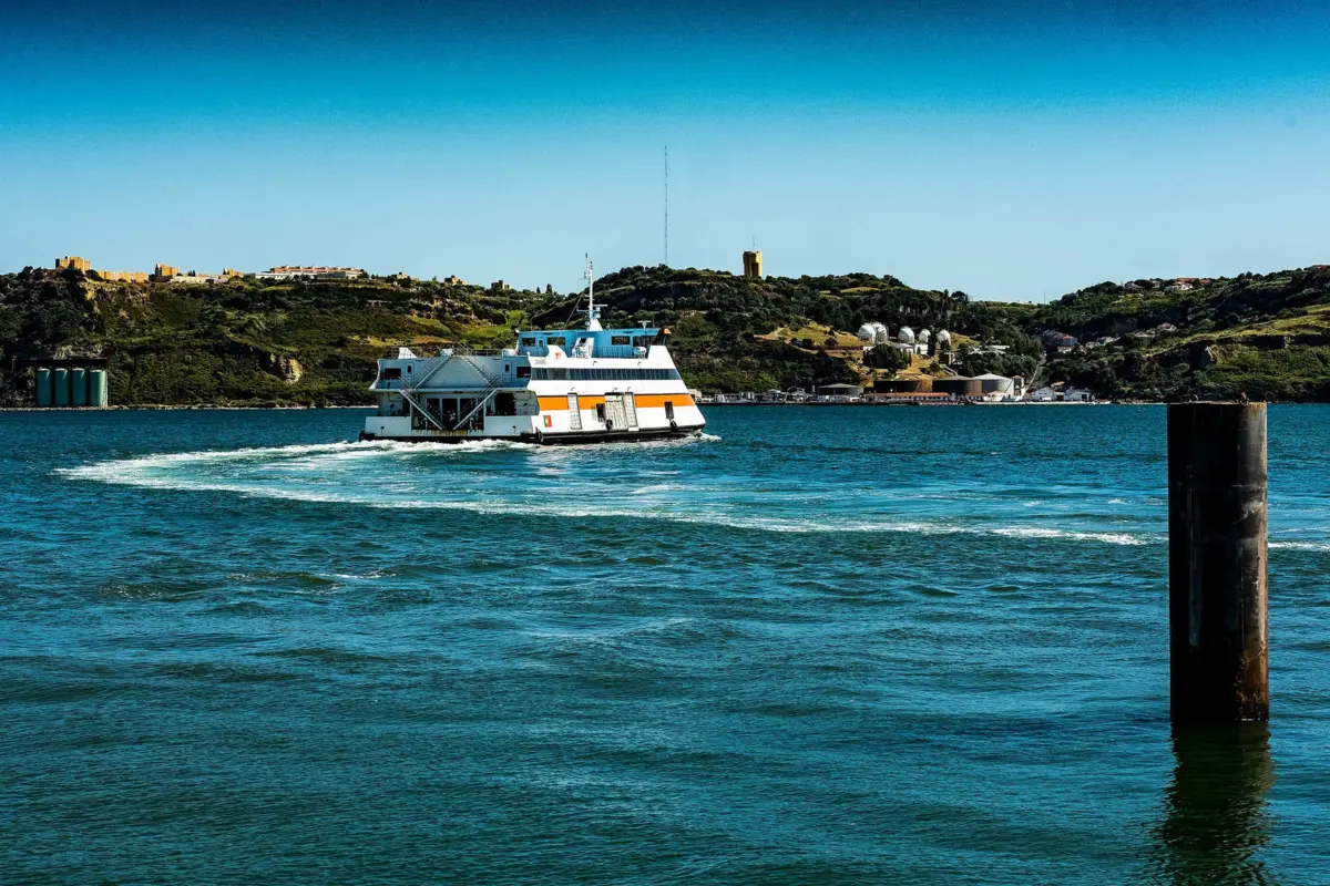 Imagem de contexto do artigo Ligação fluvial de Cacilhas retoma horário de dias úteis com navios 100% elétricos