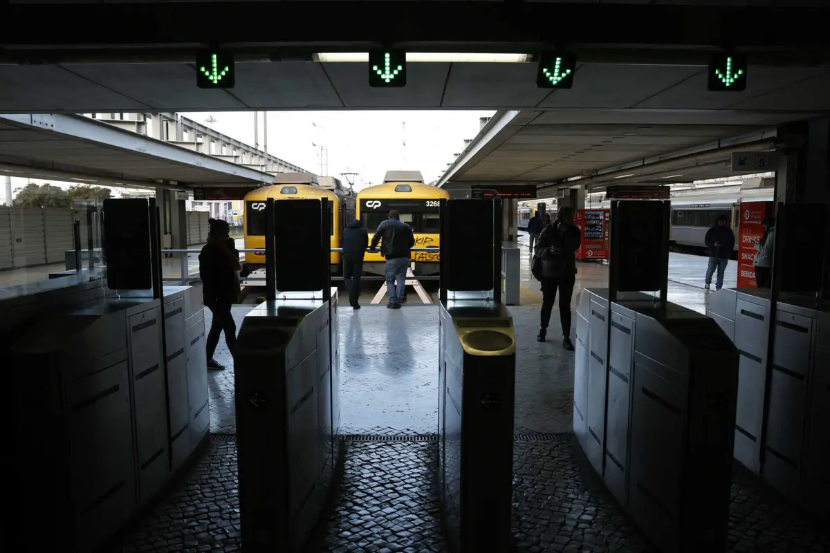 A interdição de circulação de comboios da CP entre Cais do Sodré e Algés terá início às 23h00 de sexta-feira