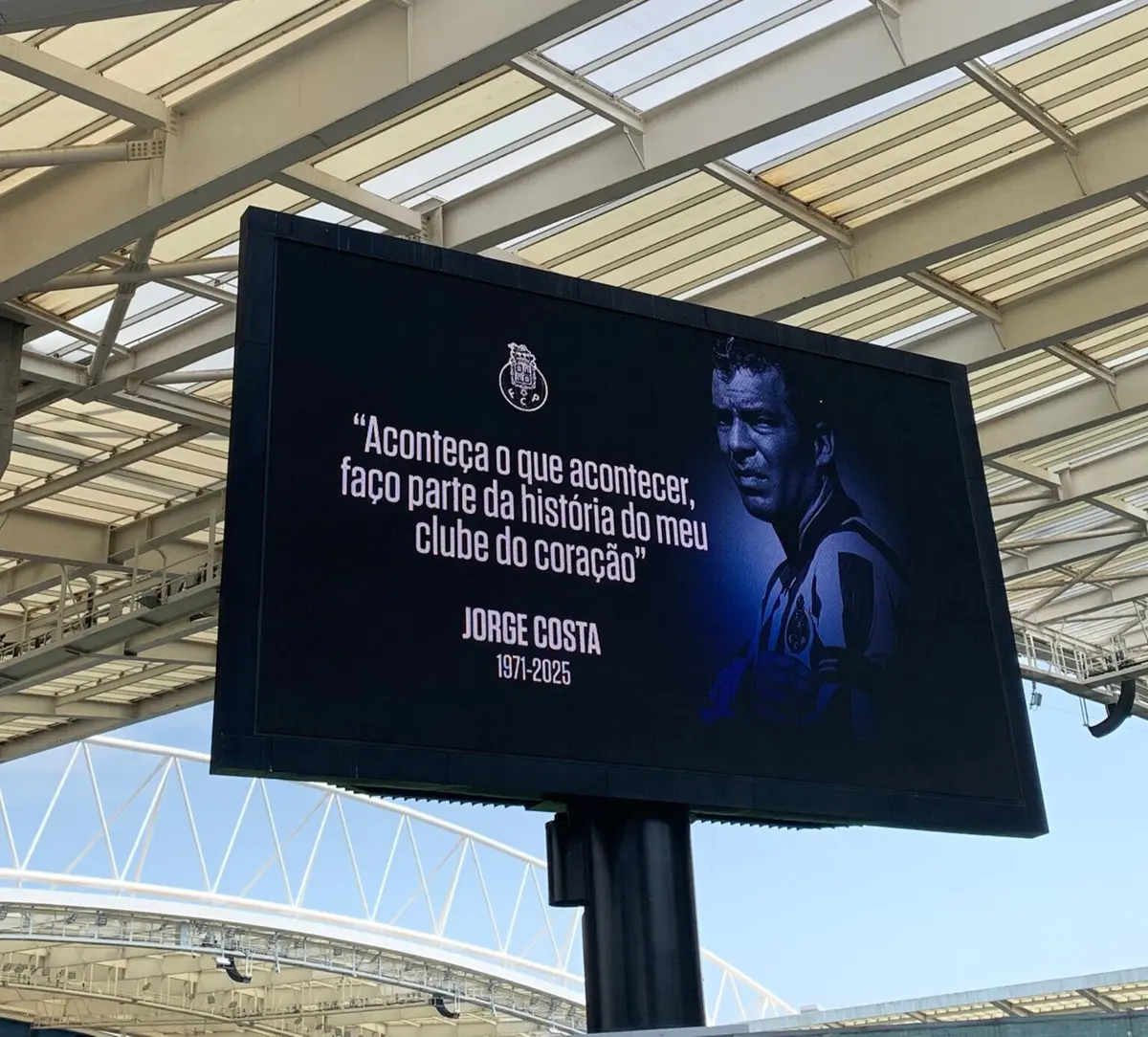 Imagem de contexto do artigo "Obrigado por seres FC Porto até ao fim." Dragões lamentam morte de "um líder, capitão, exemplo"
