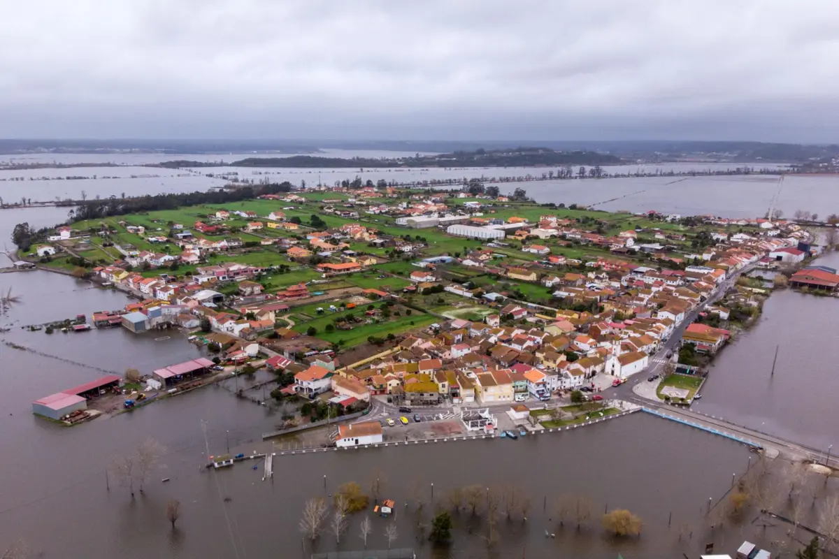 Imagem de contexto do artigo "Kit para 72 horas" por causa da tempestade, noite de terça com muita chuva e ainda 76 mil clientes sem luz