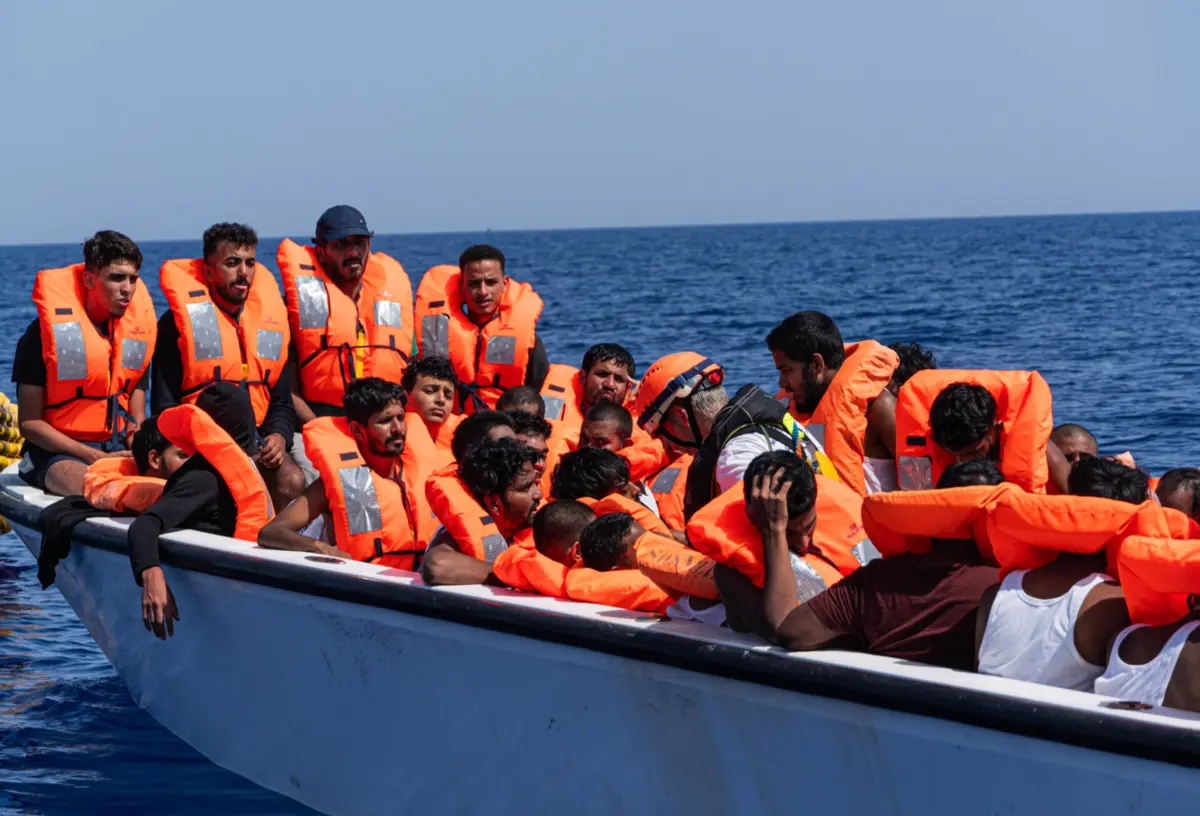 O centro italiano de coordenação de resgate solicitou ajuda à SOS Mediterranée para um barco que estava prestes a afundar