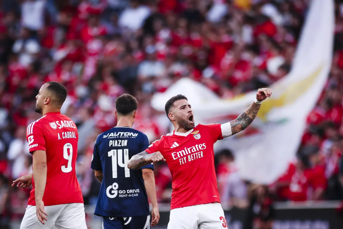 Imagem de contexto do artigo Águias em voo livre na corrida pelo título goleiam AVS. Veja os golos