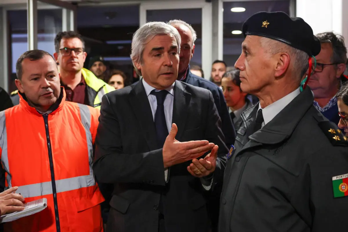 O ministro da Defesa, Nuno Melo, acompanhado pelo Chefe do Estado-Maior-General das Forças Armadas, José Nunes da Fonseca, e pelo secretário de Estado da Proteção Civil, Rui Rocha