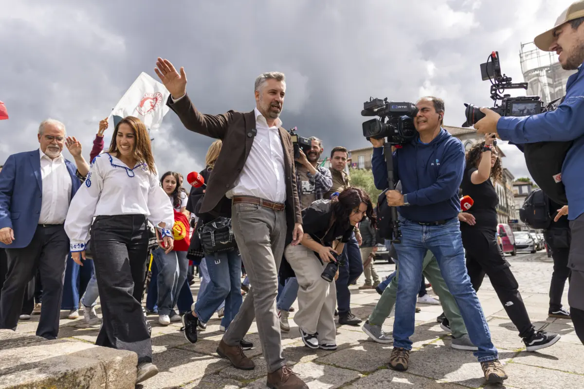 Imagem de contexto do artigo Oposição ataca Montenegro com Spinumviva, Passos Coelho aparece na campanha (pela mão do PS)