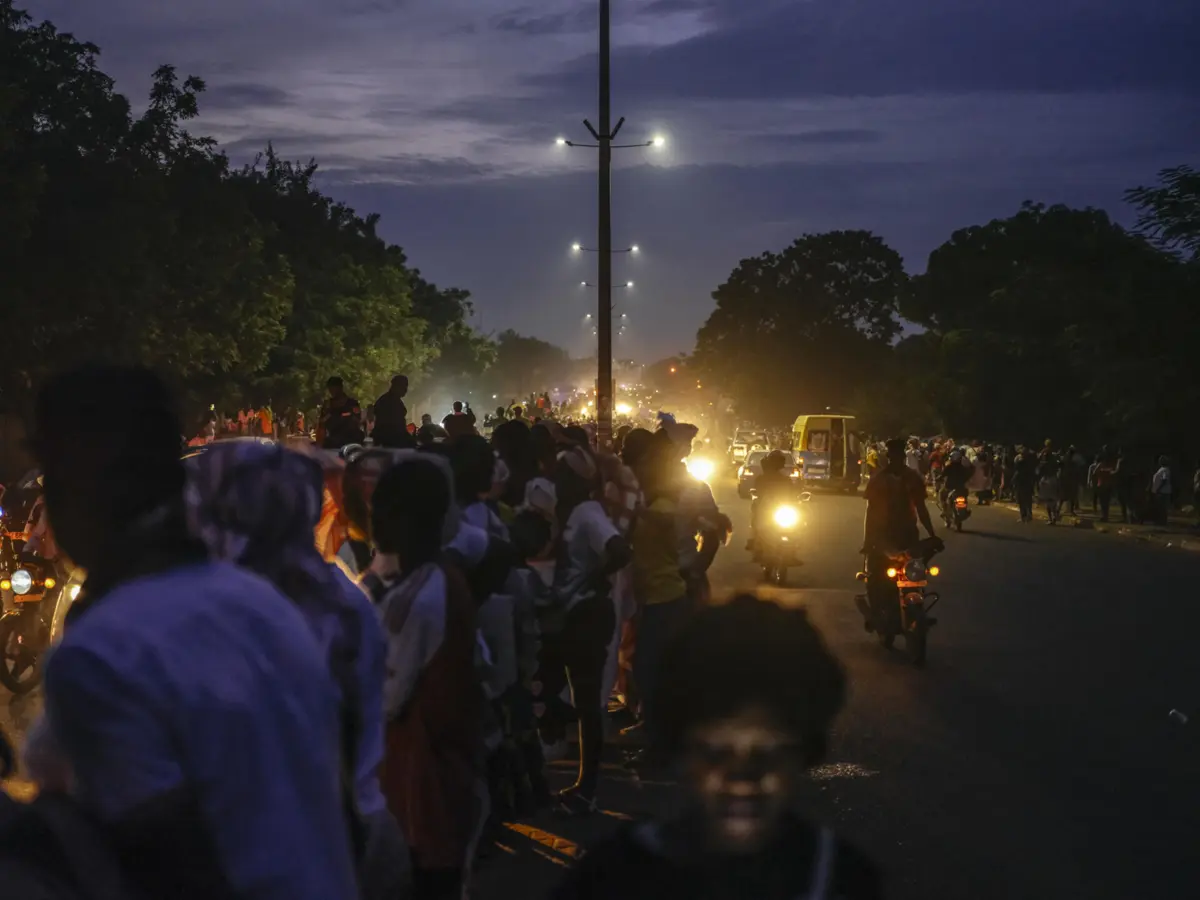 Cidadãos guineenses ocupam a estrada que liga o aeroporto ao centro de Bissau no último de campanha, 21 de novembro, antes do comício de encerramento do Presidente, Umaro Sissoco Embaló