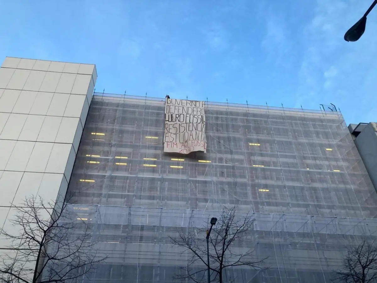 Imagem de contexto do artigo Ativistas pelo clima sobem ao telhado do Banco de Portugal e penduram faixa de protesto