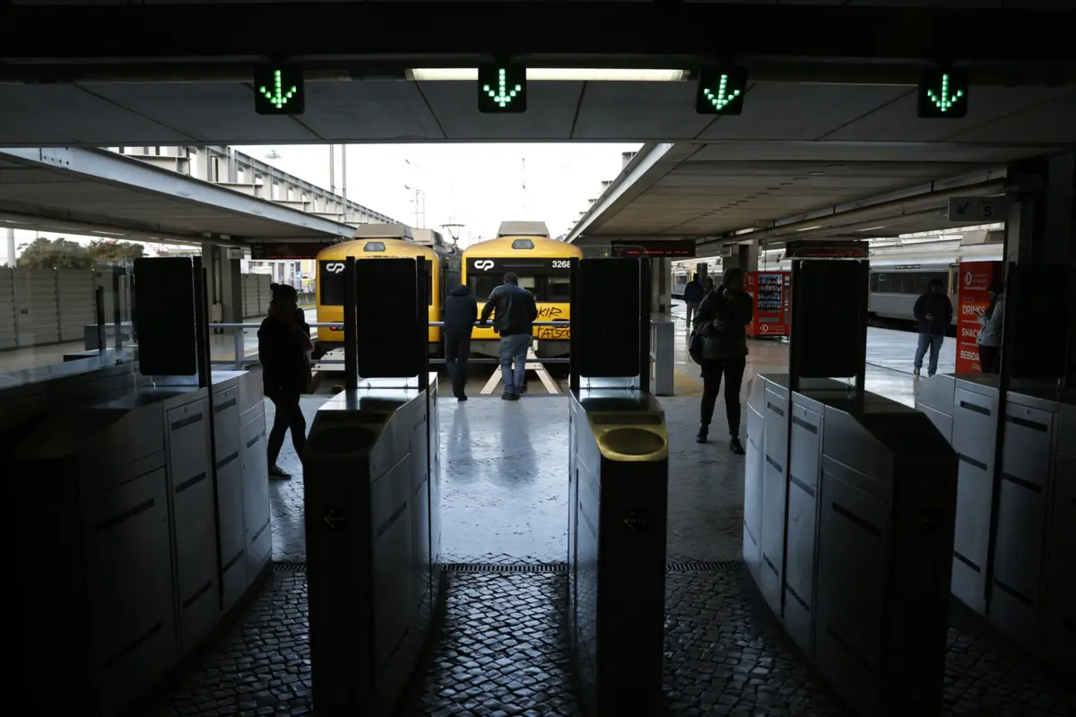 Imagem de contexto do artigo Circulação ferroviária interrompida à noite a partir desta segunda-feira entre Cais do Sodré e Algés