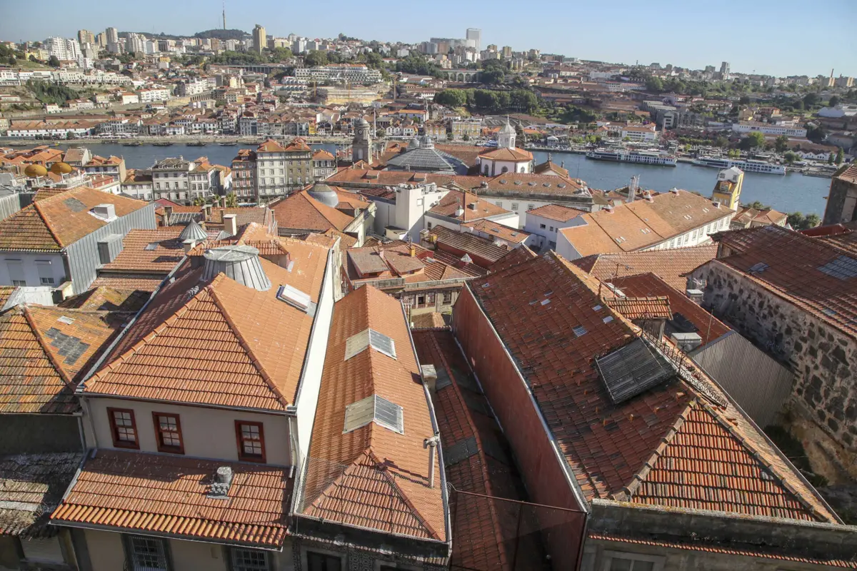 Este imposto é calculado e cobrado pela Autoridade Tributária, mas é receita das autarquias, tal como o IMT