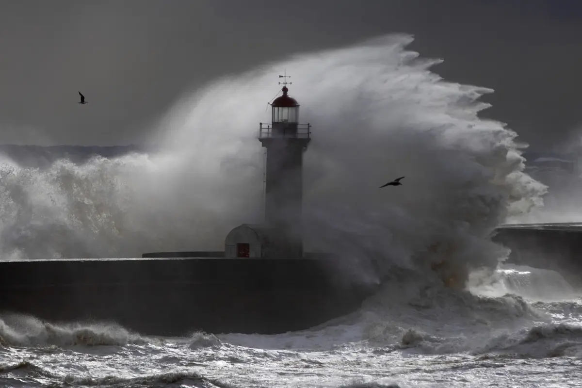 Imagem de contexto do artigo Agitação marítima coloca dez distritos do continente sob aviso amarelo