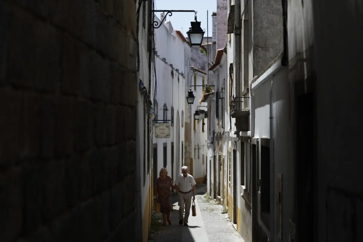 Imagem de contexto do artigo Temperaturas máximas voltam a subir: calor deixa cinco distritos sob aviso amarelo