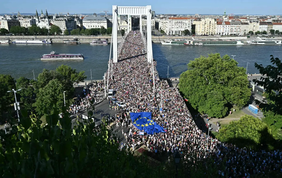 Dezenas de políticos e eurodeputados europeus juntaram-se no sábado à marcha e manifestaram a sua solidariedade para com a comunidade LGBTI da Hungria