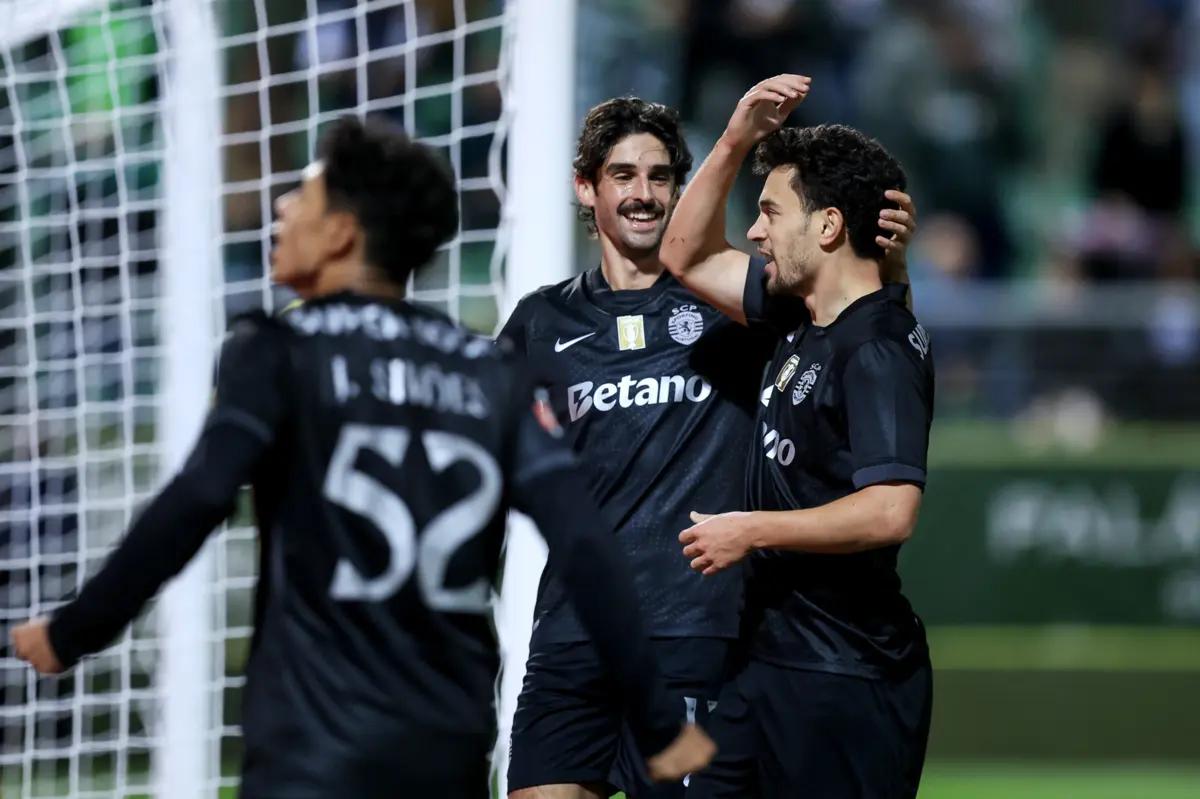 Imagem de contexto do artigo Fontes não resistiu às danças de Suárez, de Pote e à cabeça de Quenda: Sporting vence em Tondela. Veja os golos