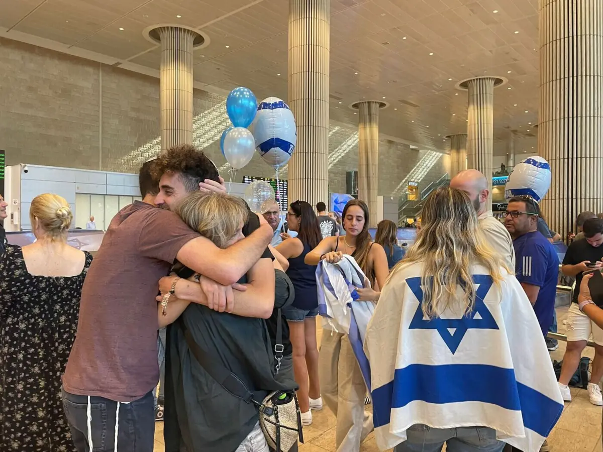 Imagem de contexto do artigo "Voltei para me juntar à luta." Entre lágrimas e abraços, aeroporto de Telavive recebe aviões cheios de israelitas