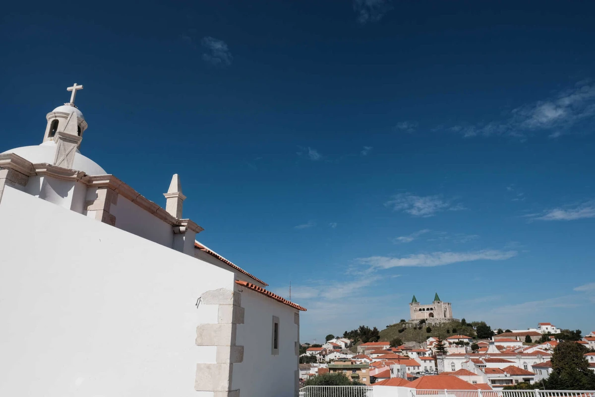 No terreno encontram-se 25 homens dos Bombeiros Voluntários de Porto de Mós, INEM e Proteção Civil, apoiados por oito veículos