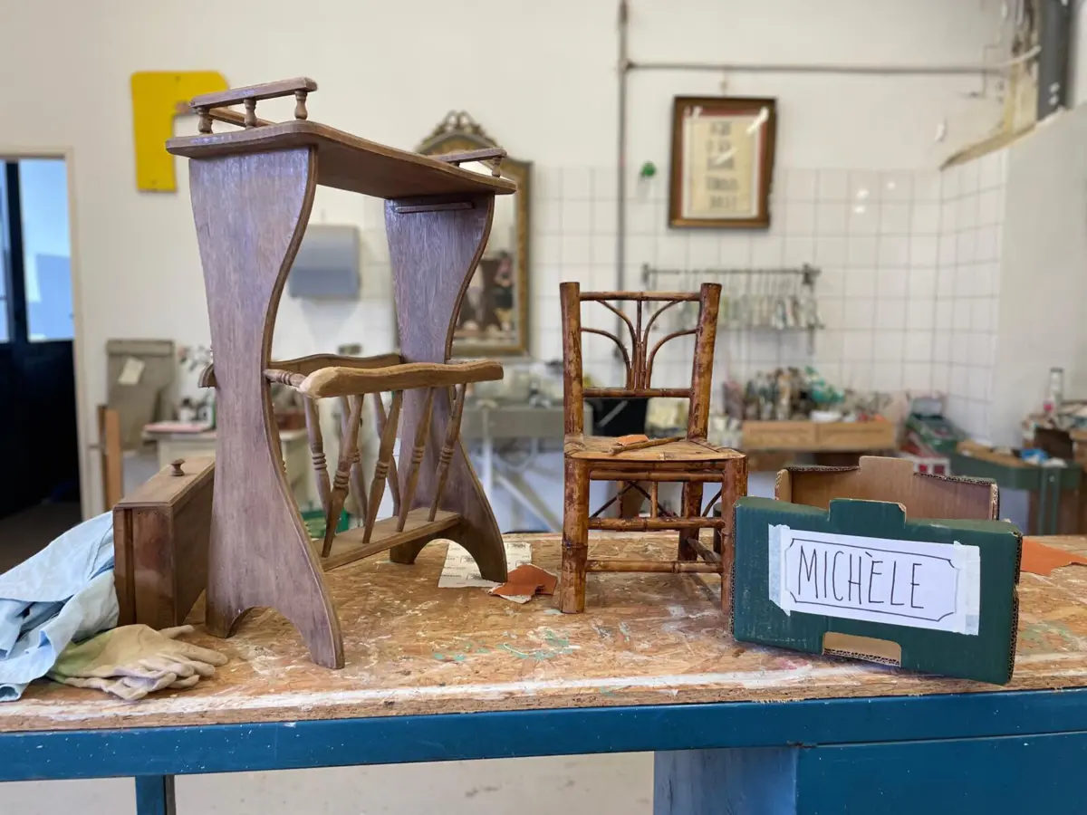 Imagem de contexto do artigo "Não há ninguém que não tenha gostado." Cada vez mais lisboetas aprendem a recuperar velhos móveis na Oficina Ripas