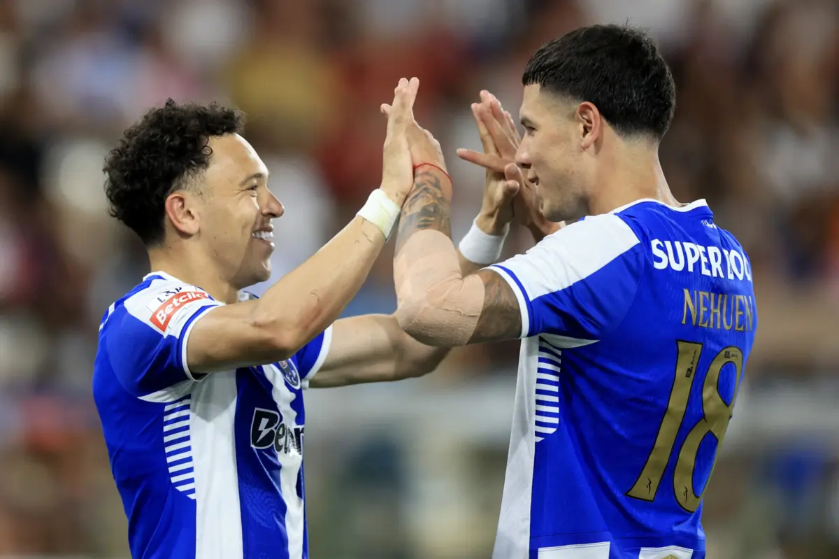 Pepê celebra a vitória com Nehuen Perez