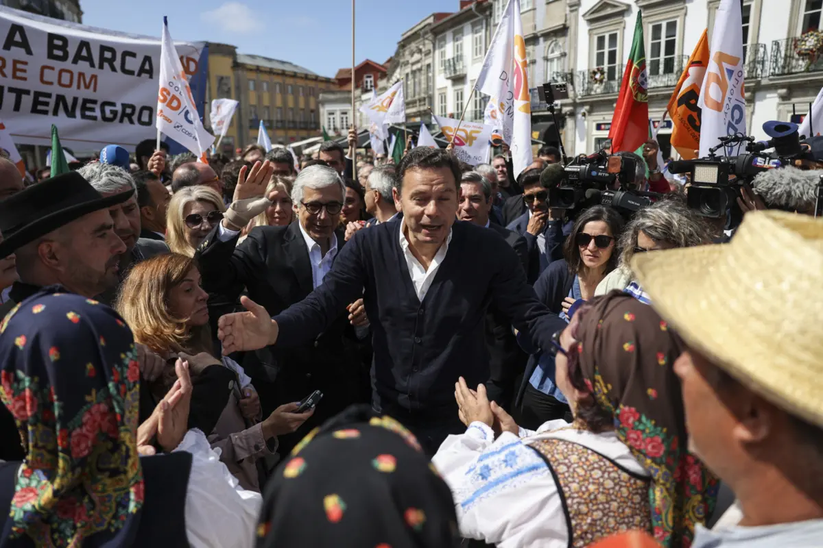 Imagem de contexto do artigo "As pessoas querem estabilidade." Aguiar-Branco "confiante" que "povo vai escolher Luís Montenegro" para primeiro-ministro