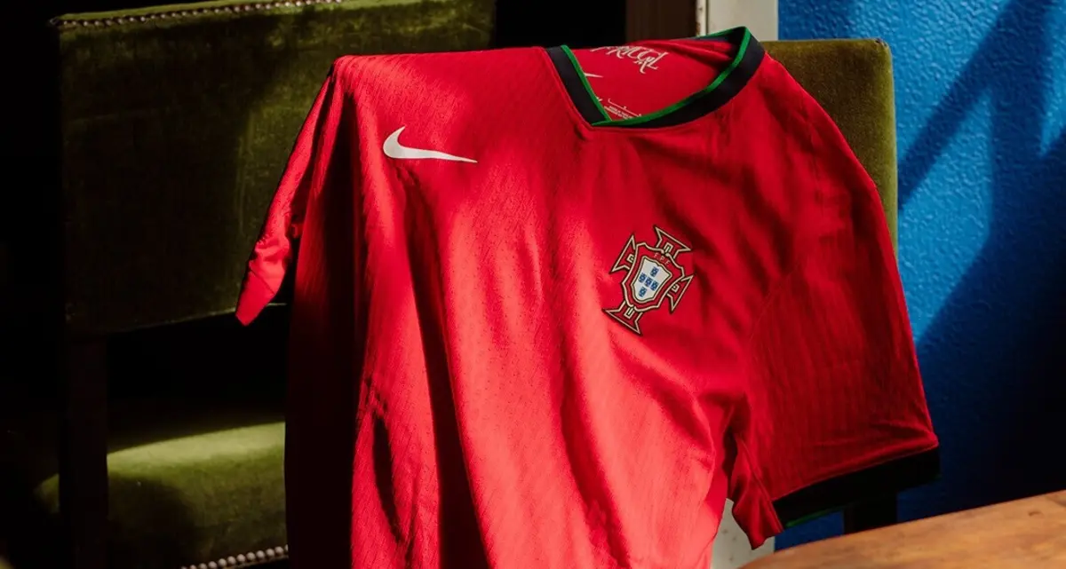 A camisola do equipamento principal é maioritariamente vermelha