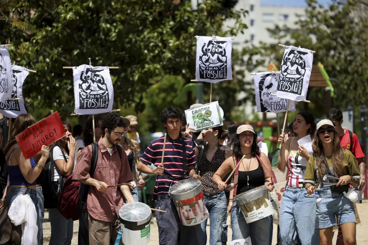 Imagem de contexto do artigo Estudantes bloqueiam Liceu Camões em defesa do "fim ao fóssil até 2030"