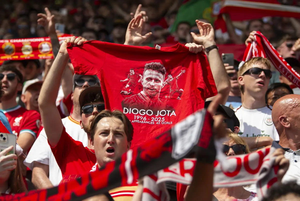 Imagem de contexto do artigo Homenagem sentida a Diogo Jota e André Silva antes e durante o primeiro jogo do Liverpool