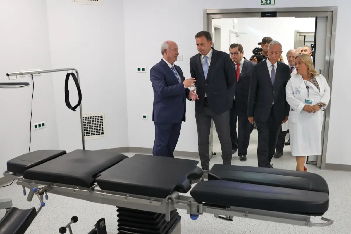 O chefe de Estado falava aos jornalistas, ao lado do primeiro-ministro e da ministra da Saúde, que esta quinta-feira visitaram o hospital Santa Maria, em Lisboa