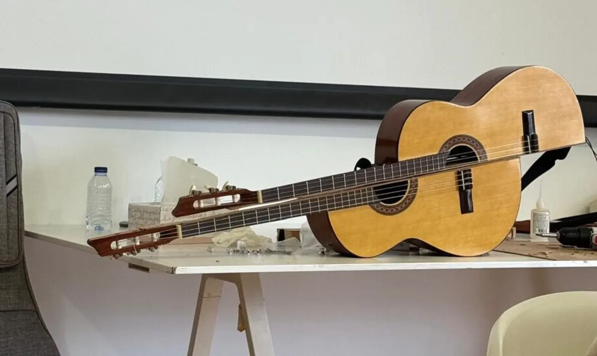 Agostinho Tico Rodrigues, num momento "insólito", corta uma guitarra em duas partes