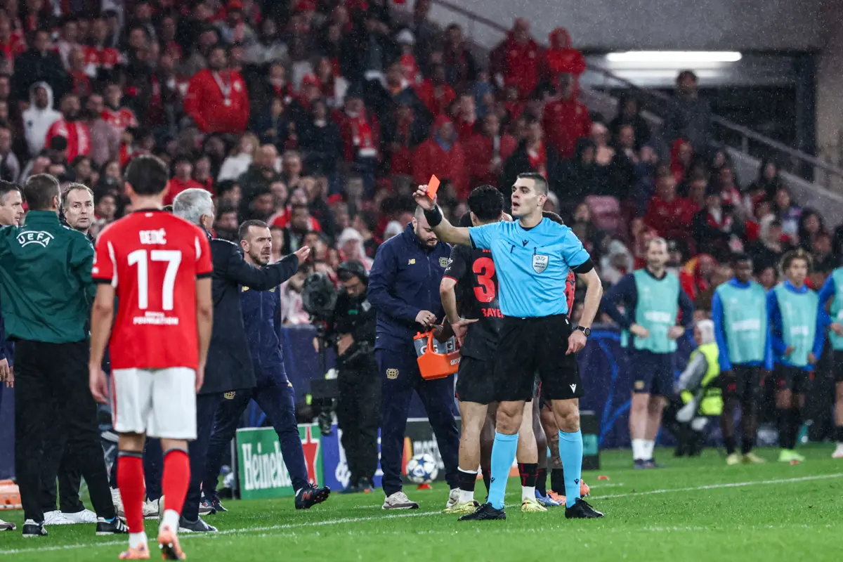 Imagem de contexto do artigo "Semana trágica para a arbitragem." Treinadores falam em VAR "extremamente conservador", árbitros criticam "ninguém ser castigado"