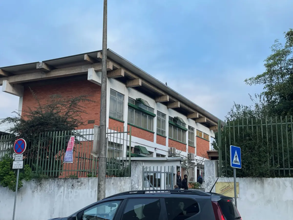 Imagem de contexto do artigo "Temos 40 computadores suplentes." Escola de Coimbra preparada para provas-ensaio