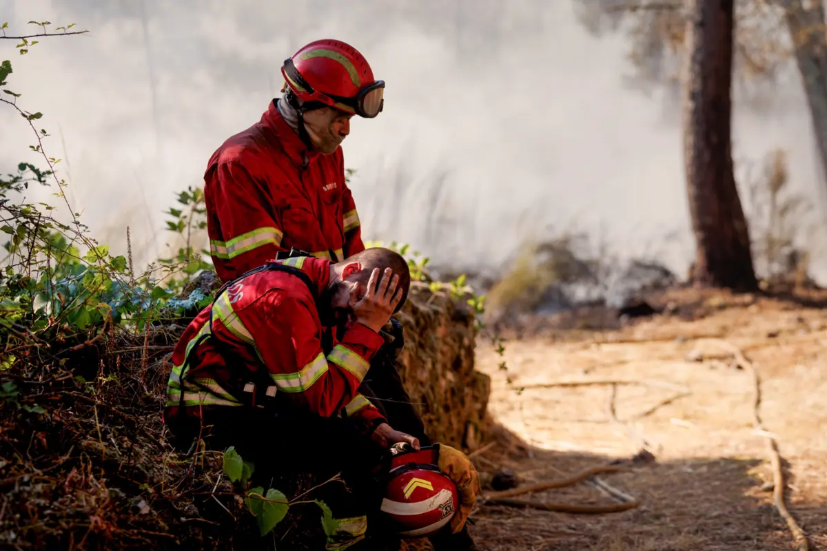 Imagem de contexto do artigo "Recuperação ativa e condições de higiene." Cruz Vermelha cria espaços de descanso para operacionais no combate aos incêndios
