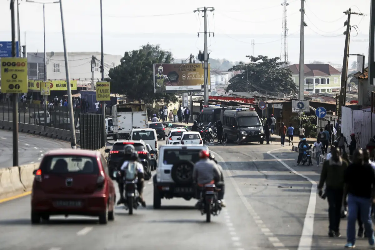 Imagem de contexto do artigo Luanda sem transportes nem comércio após dia de violência e pilhagem