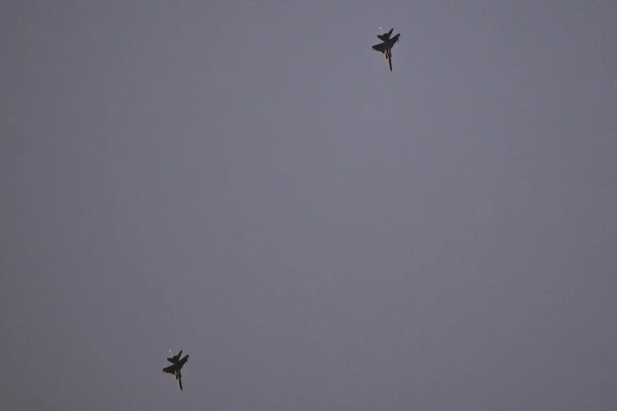 Foram mobilizados contratorpedeiros, fragatas, caças, bombardeiros e drones para exercícios nas águas e no espaço aéreo a norte e a sudoeste de Taiwan