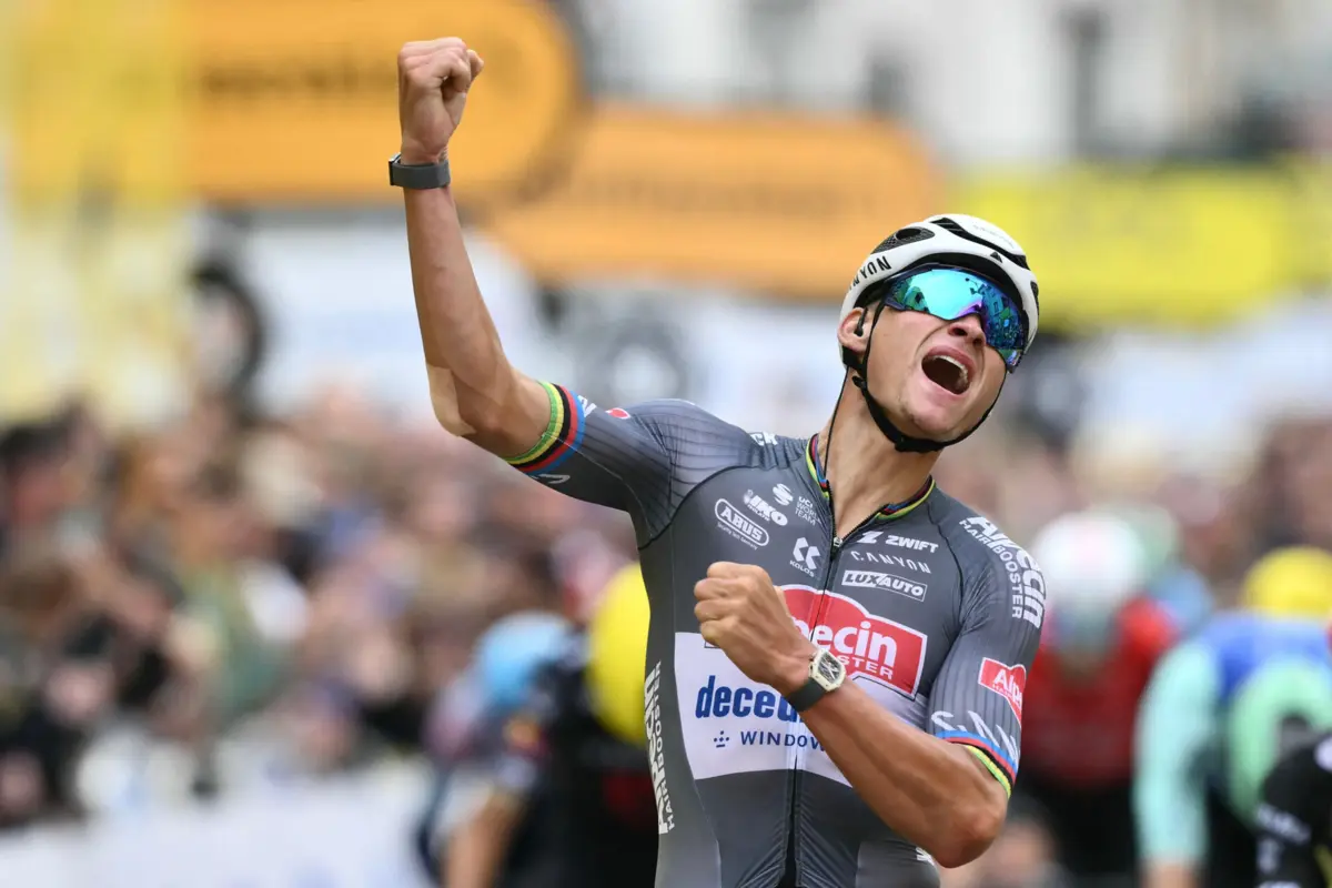 Imagem de contexto do artigo Tour: Van der Poel bate Pogacar na luta pela segunda etapa e veste a amarela