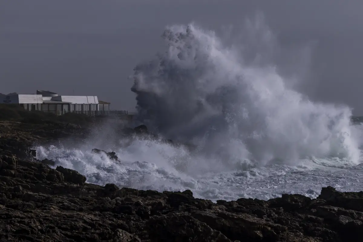 Imagem de contexto do artigo Agitação marítima: ondas até sete metros encerram seis barras e colocam dez distritos sob aviso amarelo, banhos desaconselhados