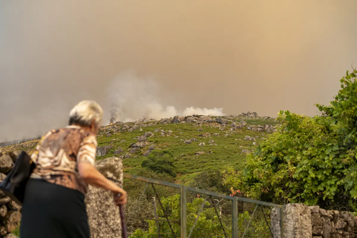 Imagem de contexto do artigo Proteção Civil fala em "situação mais estável", Governo promete rapidez nos apoios e Força Aérea reforça vigilância