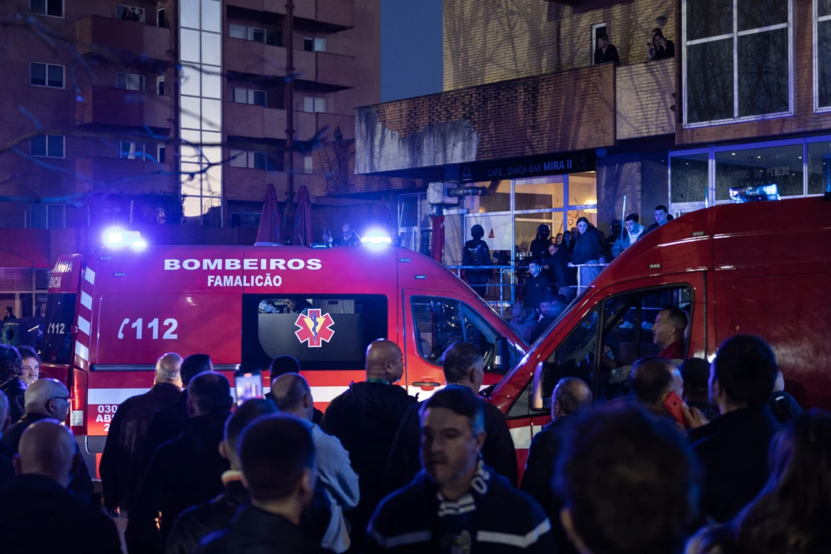 Os confrontos entre adeptos do Famalicão e do Sporting nas imediações do estádio do Famalicão fazem um ferido
