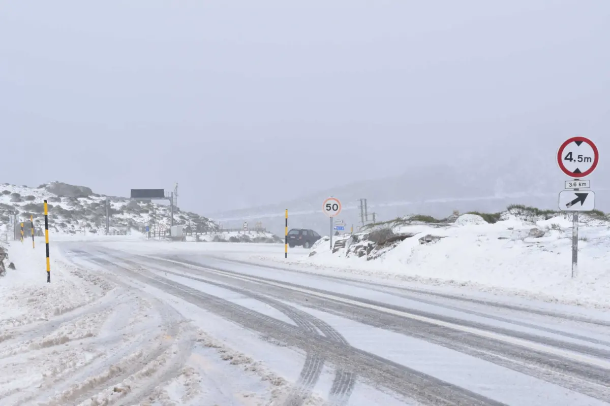 Imagem de contexto do artigo Neve fecha estradas de travessia do maciço central da Serra da Estrela