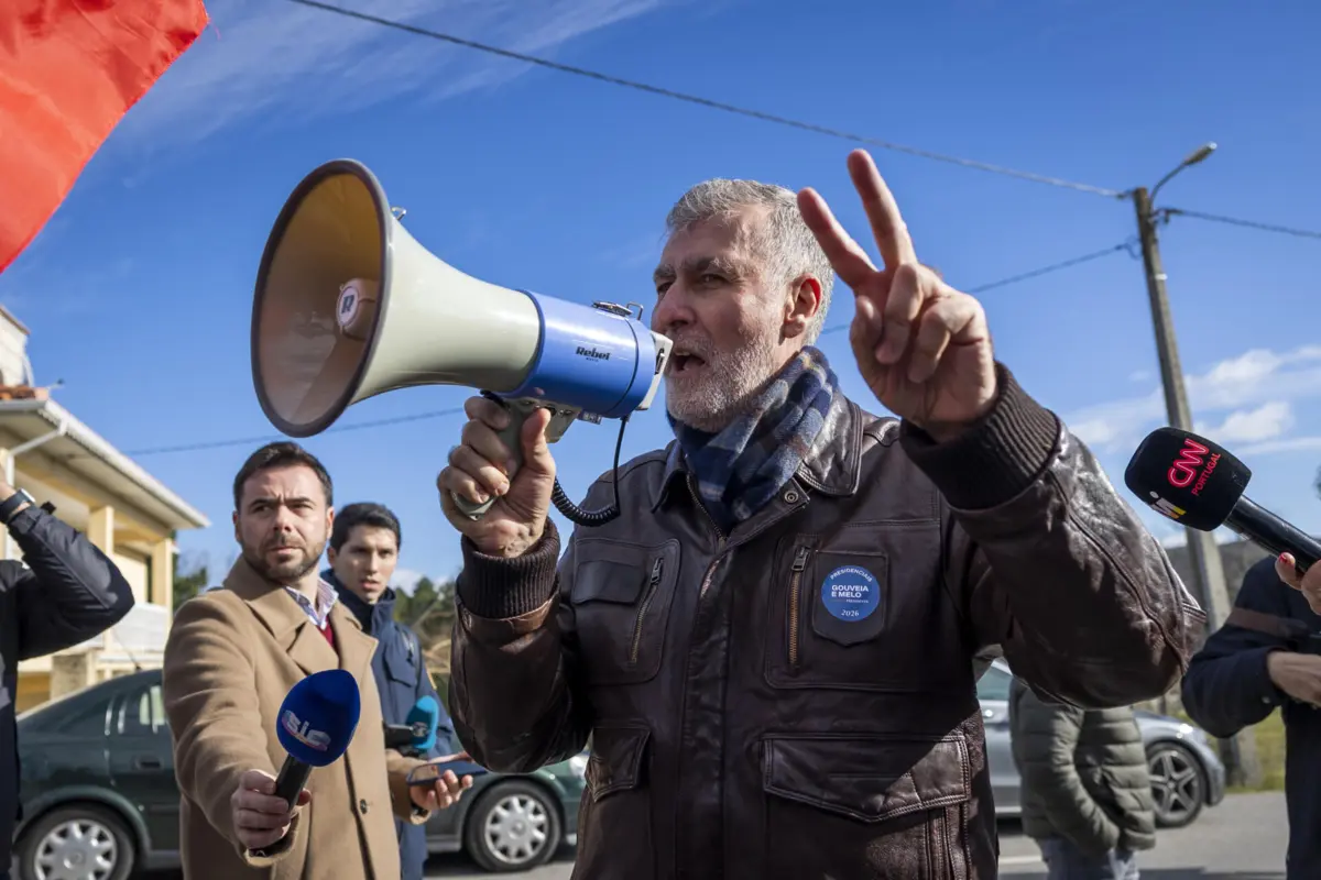 Imagem de contexto do artigo Gouveia e Melo cola Seguro à troika, Marques Mendes anda "assustado". Na rua, almirante continua a ser "homem das vacinas"