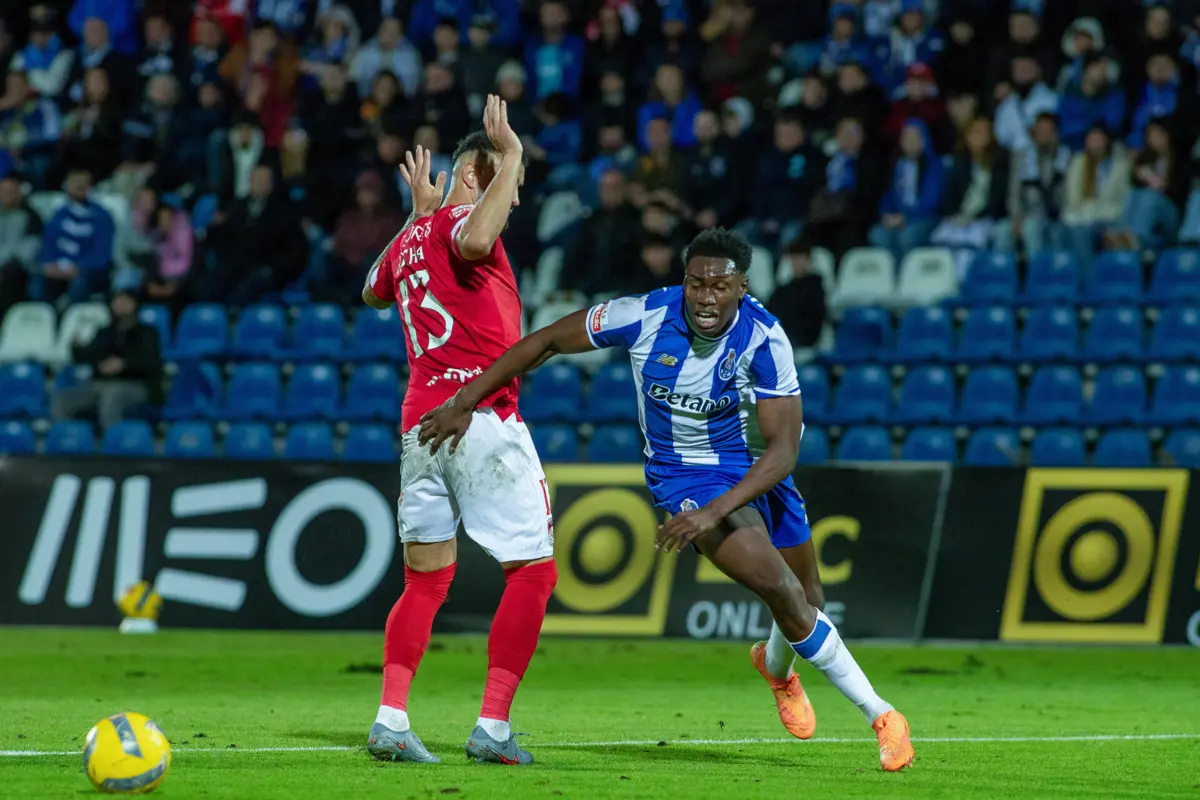 Imagem de contexto do artigo Erro inacreditável dá vitória ao FC Porto nos Açores. Veja o golo