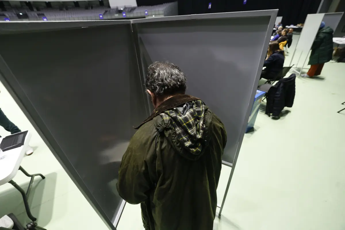 Imagem de contexto do artigo Milhares de emigrantes impedidos de votar: responsabilidade atirada para correios. E para quando o voto eletrónico?