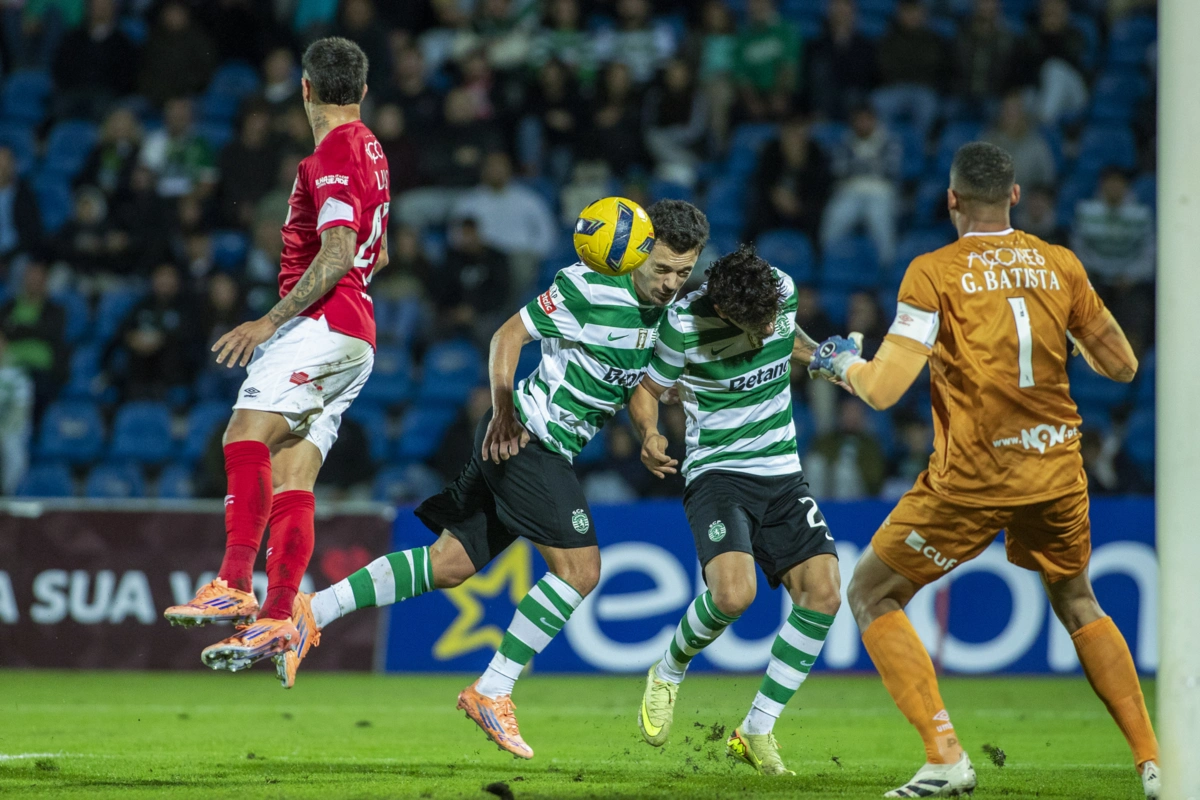 Imagem de contexto do artigo Três vermelhos e um empate polémico desfeito ao cair do pano: Sporting vence Santa Clara. Veja os golos