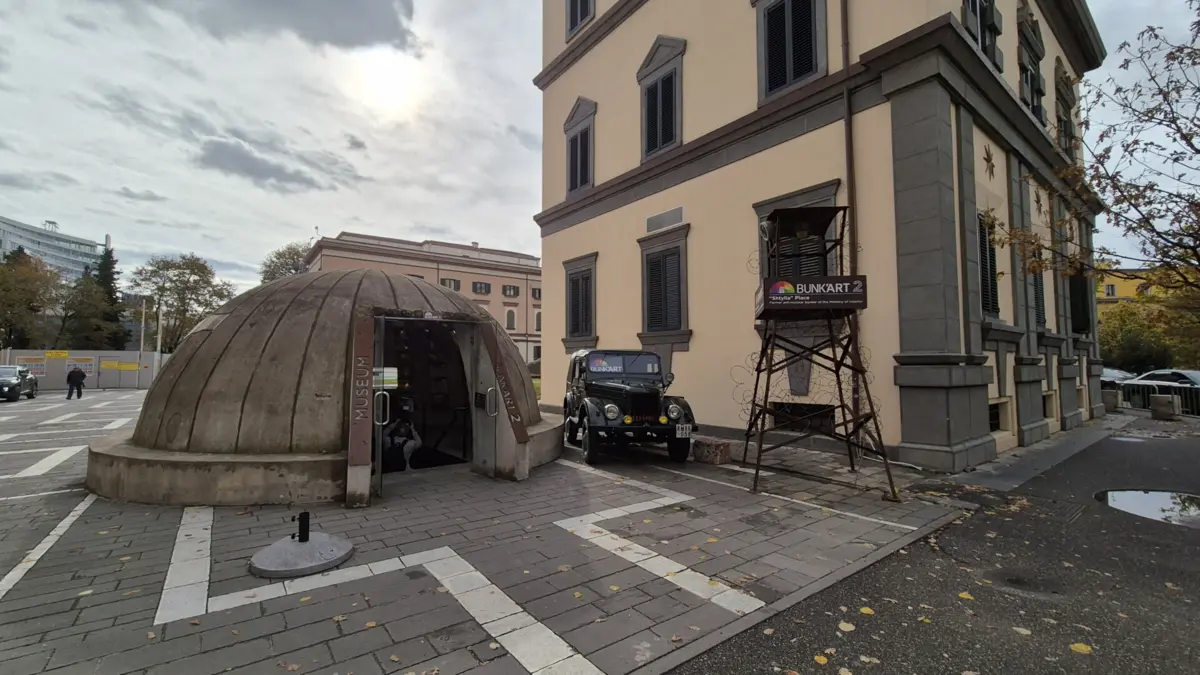 Imagem de contexto do artigo "Paranoia" de um homem levou Albânia a construir milhares de bunkers. Turismo dá-lhes nova vida
