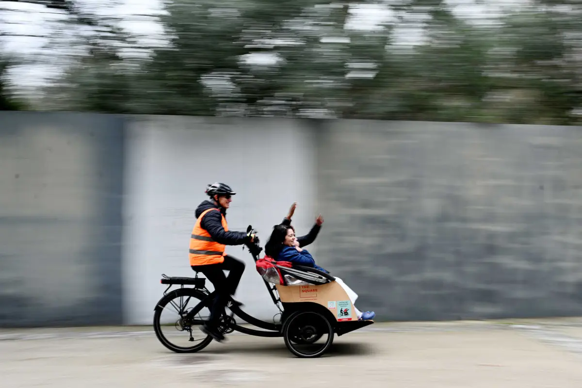 Imagem de contexto do artigo Um trishaw, um voluntário e um passeio que devolve a todos "o direito ao vento nos cabelos"