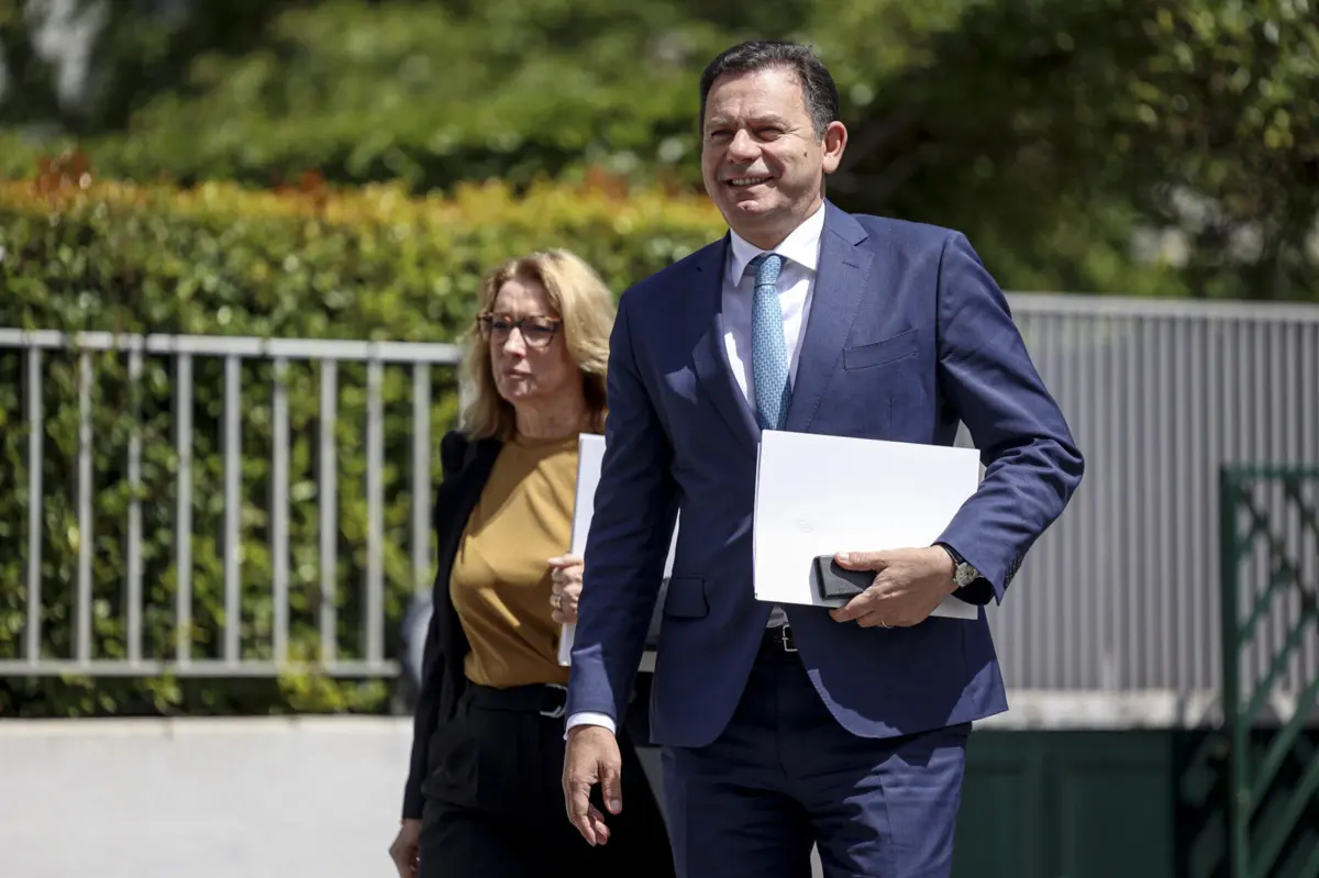 A ministra do Trabalho (à esquerda) e Montenegro